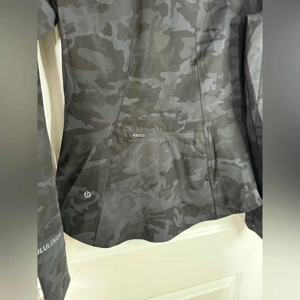 Lululemon Women’s Incognito Camo Multi Gray Mist Over Windbreaker - Size 8